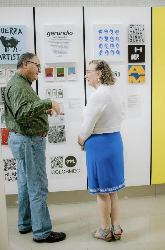 personas disfrutando y compartiendo en la exposicion