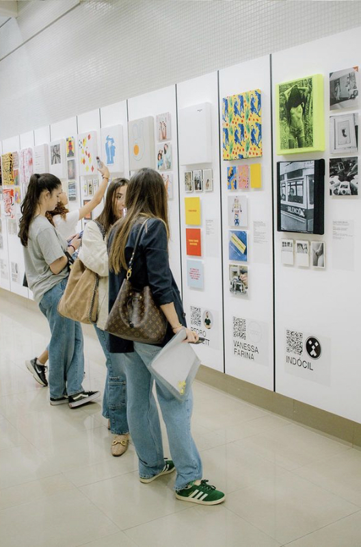 personas disfrutando y compartiendo en la exposicion